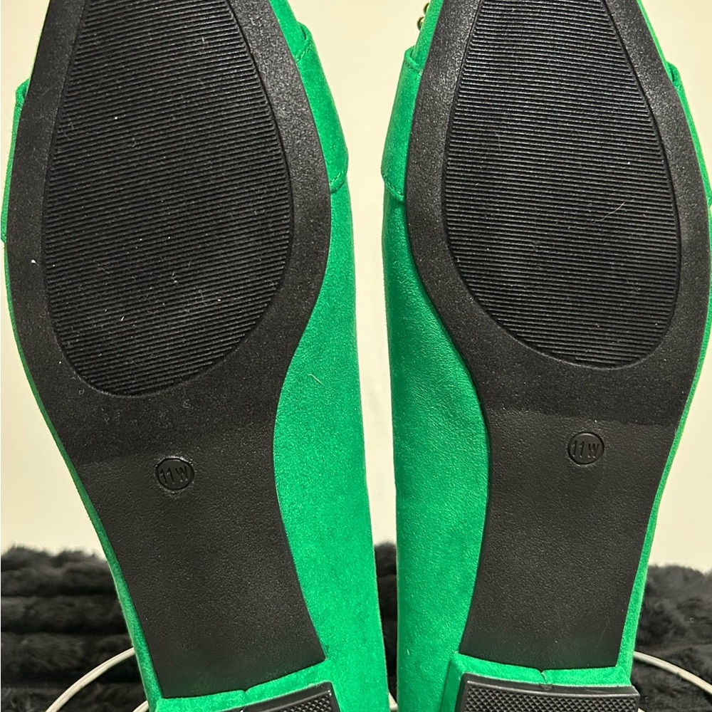 NWT Chic Green Flats with Gold Detailing - Picture 5 of 5